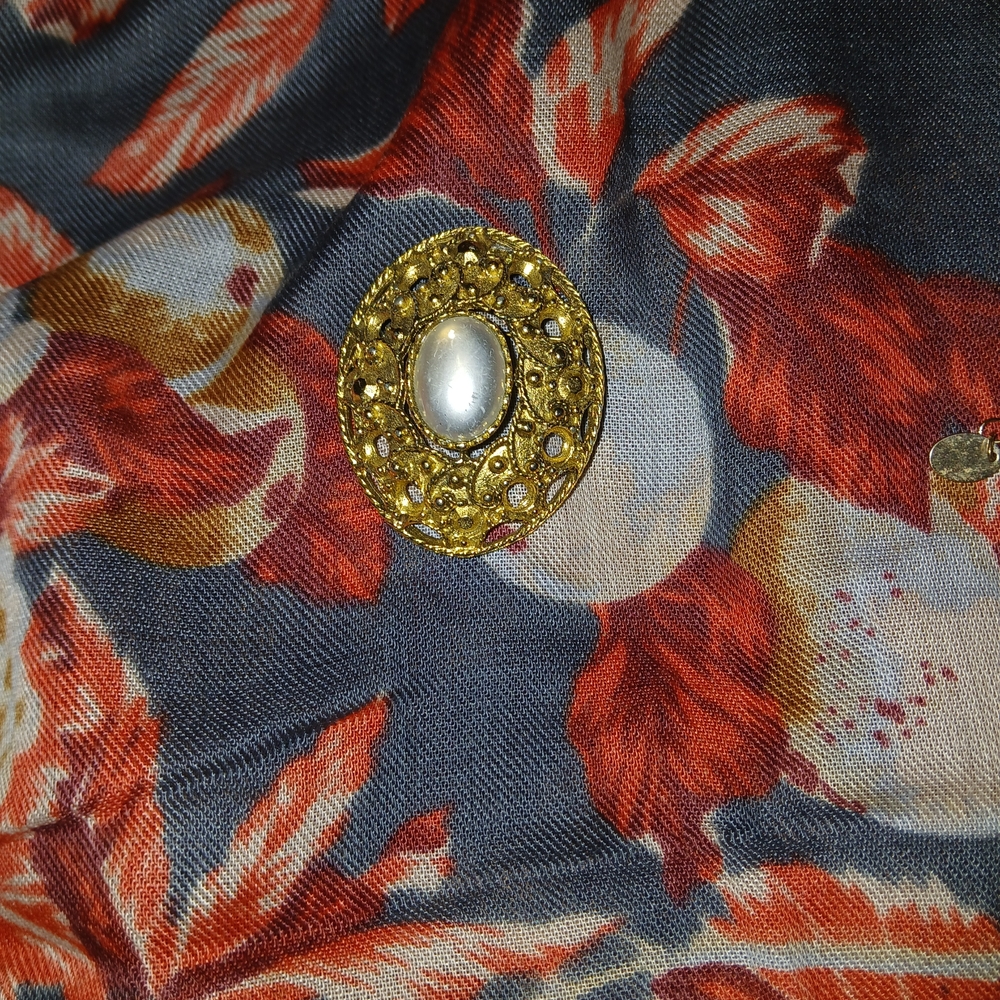 Elegant Gold and Pearl Brooch